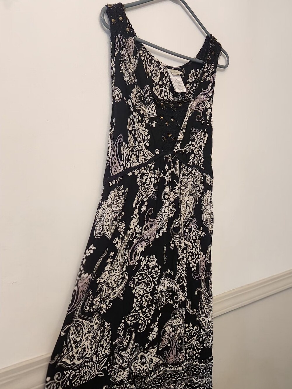 Sleeveless V-Neck Dress in Black and White Paisley - Picture 3 of 5